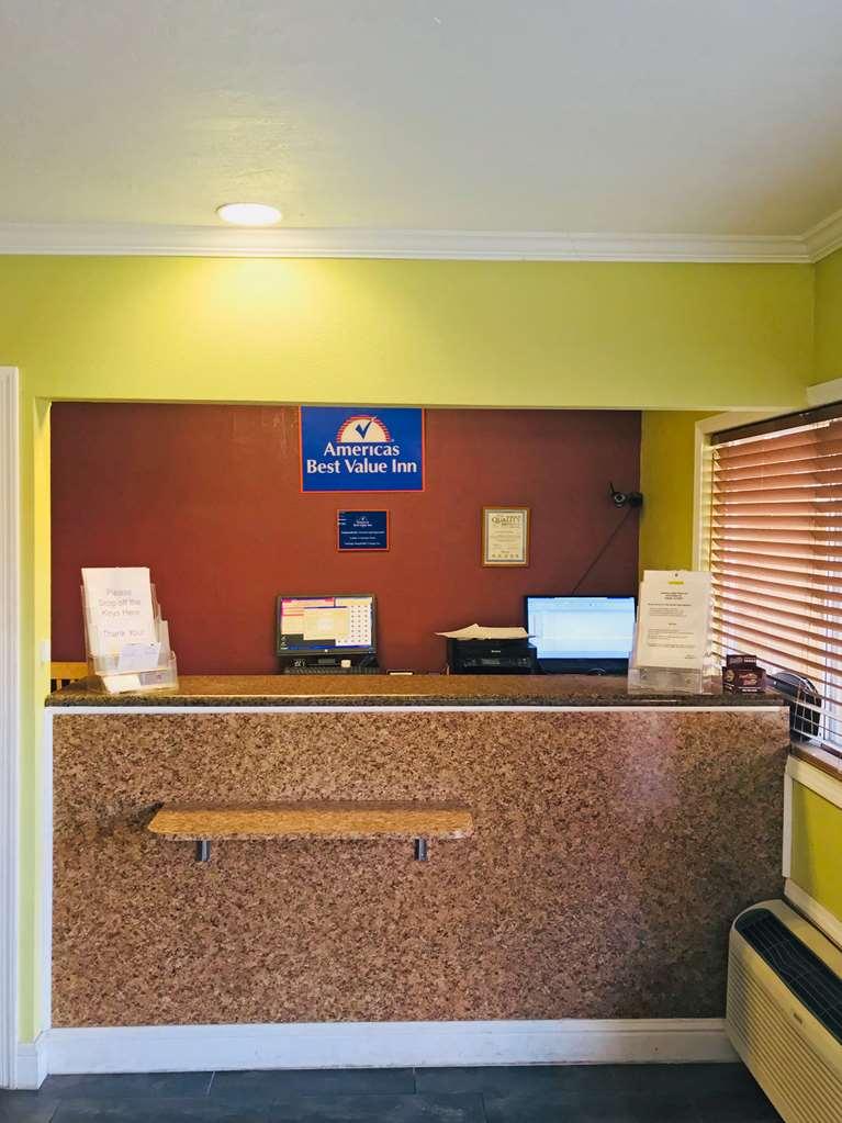 Americas Best Value Inn Visalia Beltér fotó